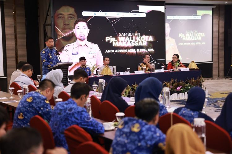 Pjs Wali Kota Makassar Andi Arwin Azis terlihat memberikan sambutan pada High Level Meeting Tim Percepatan dan Perluasan Digitalisasi Daerah (TP2DD) Kota Makassar 2024 di Hotel Mercure, Kota Makassar, Sulawesi Selatan, Kamis (17/10/2024). 