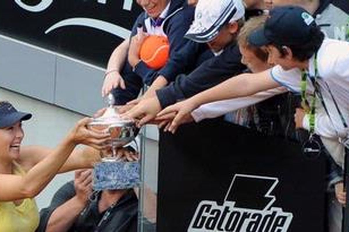 Petenis Rusia, Maria Sharapova, usai menjuarai Roma Terbuka, Minggu (15/5/11).
