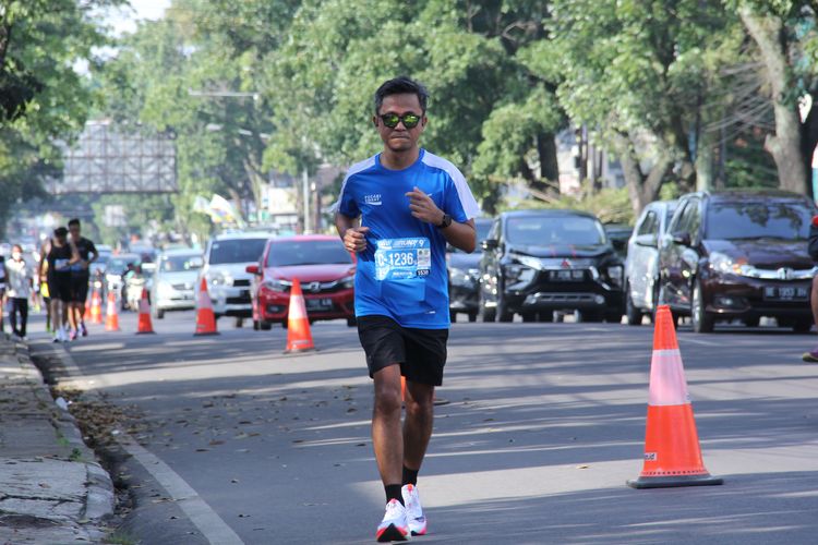 Para pelari Pocari Sweat Run 2022 tengah melewati Jl Pasir Kaliki Kota Bandung, Minggu (24/7/2022).