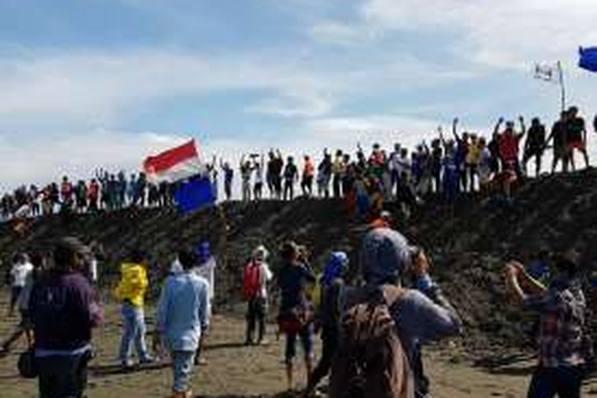 Nelayan Teluk Jakarta duduki Pulau G, Teluk Jakarta, Minggu (17/4/2016).