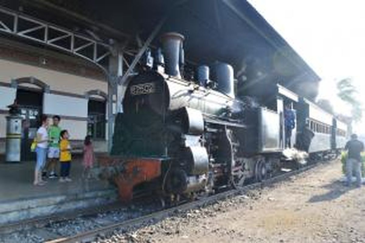 Kereta Api Wisata B 2502 di Stasiun Ambarawa, Jawa Tengah