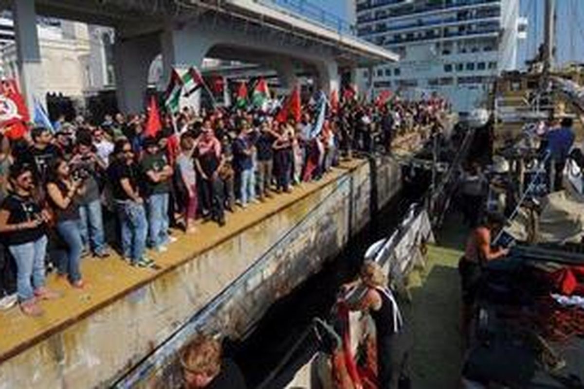 Kapal Estelle, Swedia, yang akan berlayar menuju Jalur Gaza, Palestina, dilepas ratusan orang di Pelabuhan Napoli, Italia.