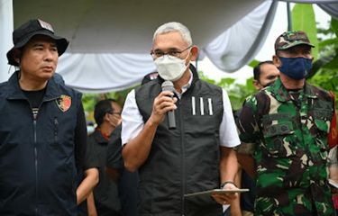 Biri ikkinchisini sorib opadi xxx