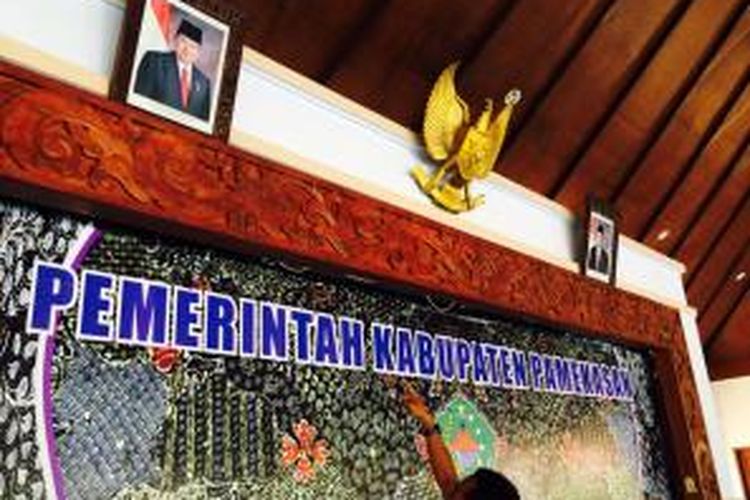 Foto SBY bersama Budiono di rumah dinas Bupati Pamekasan masih belum diturunkan. Bupati memerintahkan kepada semua jajarannya agar foto SBY dan Budiono dicopot dan diganti dengan foto Jokowi-JK.