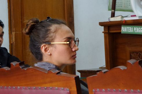 Video: Nadine Chandrawinata Jadi Saksi di Persidangan Gatot Brajamusti