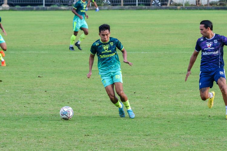 Erwin Ramdani pemain Persib Bandung yang masih pemulihan cedera patah tulang bahu bermain dalam pertandingan internal Sabtu (5/11/2022) di Stadion Persib, Sidolig, Bandung-