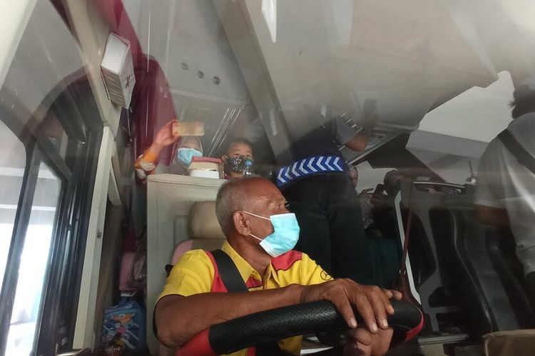 Petugas Dishub Kota Yogyakarta saat melakukna pengecekan sertifikat vaksin di Terminal Giwangan, Sabtu (23/10/2021)