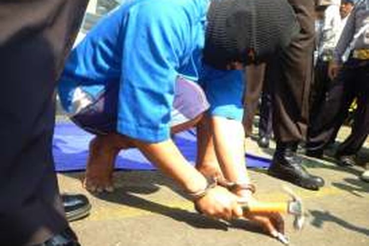 Debi Arma bin Ali Umar (33) warga Lubuk Linggau, Sumatera Selatan, memeragakan cara melakukan langkah memecah kaca mobil saat gelar perkara di Mapolres Semarang, Senin (11/7/2016). 