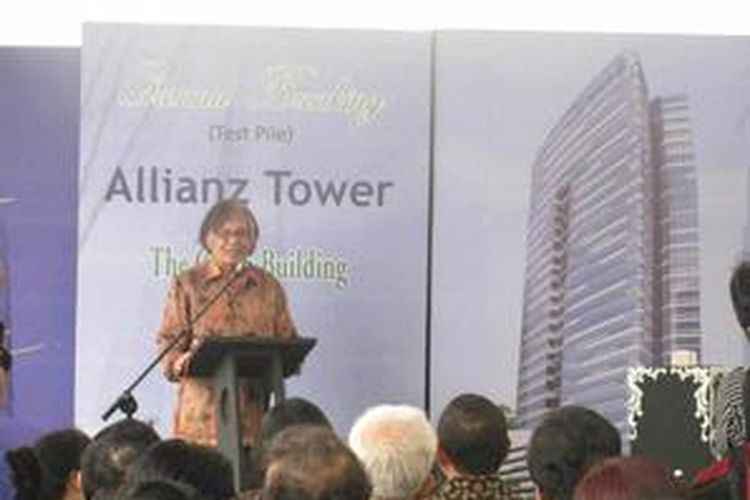 Presiden Direktur Kompas Gramedia Jakob Oetama saat ground breaking Allianz Tower di kawasan Kuningan, Jakarta Selatan, Minggu (5/7) pagi. Gedung berlantai 28 di atas lahan 7.000 m2 ini merupakan green building di Jakarta.