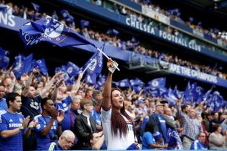 Suporter Chelsea saat merayakan gelar juara Premier League di Stamford Bridge, Minggu (24/5/2015).