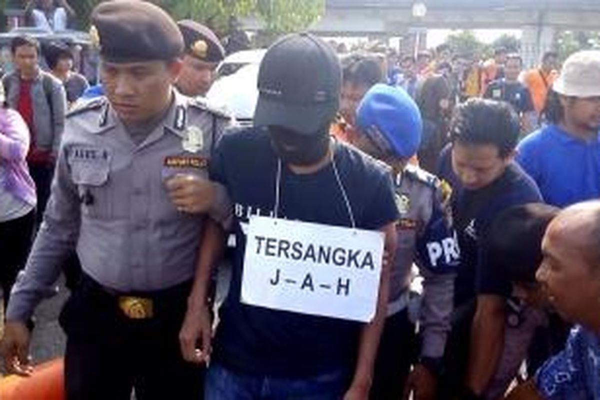 Jean Alter Huliselan (31) atau JAH, tersangka pembunuh Sri Wahyuni (42) tiba di Bandara Soekarno-Hatta, Rabu (10/12/2014). JAH dijadwalkan menjalani rekonstruksi saat dia membawa mobil yang di dalamnya terdapat jenazah Sri, memasuki area bandara.
