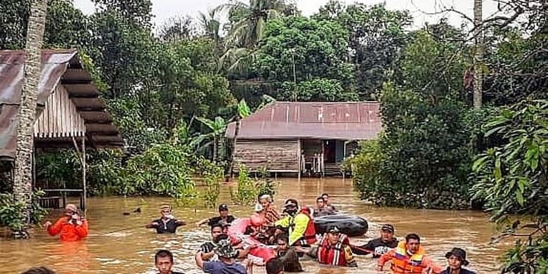 Tim SAR gabungan mengevaluasi warga yang terdampak banjir di Kecamatan Pengaron, Kabupaten Banjar, Kalsel, Selasa (12/1/2021). 
