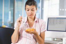 Jerman Punya Aturan Karyawan Tidak Boleh Makan Sendirian di Meja Kerja 