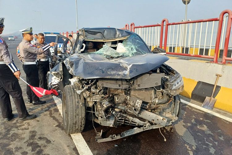 Fortuner mengalami ringsek usai menghantam pembatas tengah di Jembatan Suramadu dan dievakuasi polisi, Sabtu (21/6/2025).