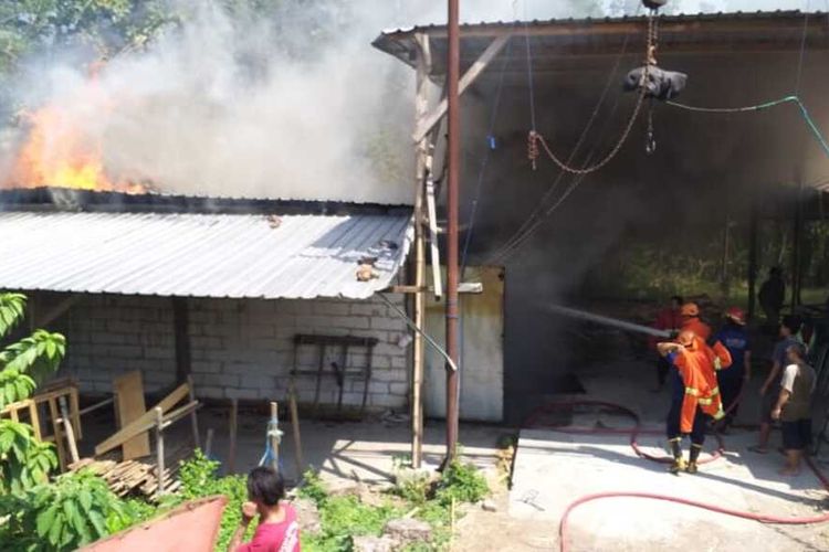 Petugas Damkar berjibaku memadamkan kobaran api di pabrik bahan triplek di Desa/Kecamatan Baron, Kabupaten Nganjuk, Jawa Timur, Senin (29/8/2022). Doc:Damkar Nganjuk