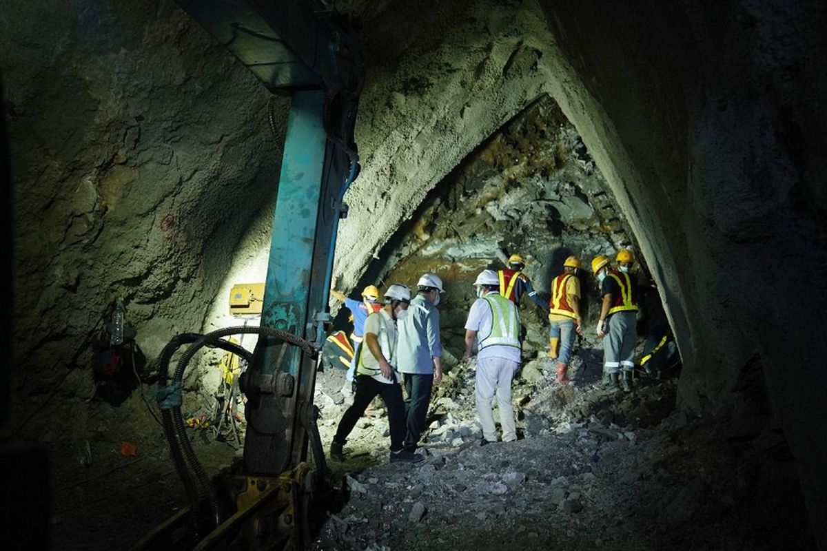 Tunnel 2 atau erowongan 2 juga merupakan terowongan single-hole double track Kereta Cepat Jakarta-Bandung (KCJB) dengan kedalaman terkubur maksimum sedalam 53,6 meter. 