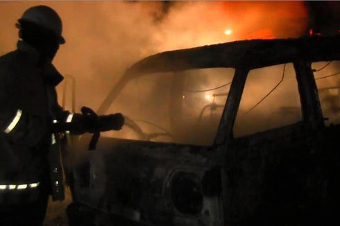 Detik-detik Minibus di Lumajang Terbakar, Bermula Muncul Api dari Knalpot