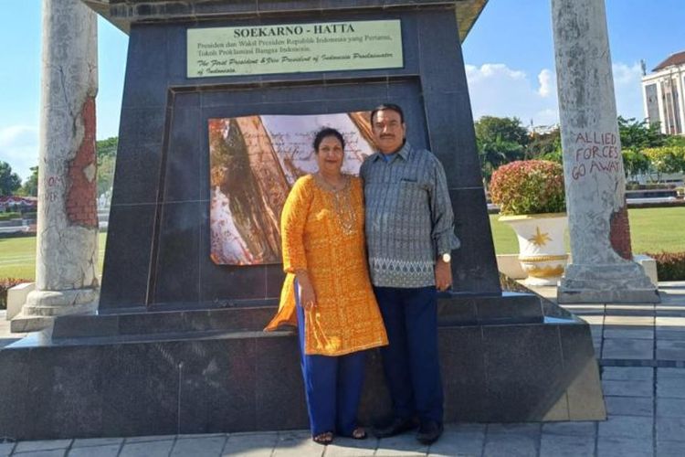 
Sanyog Srivastava Ji dan istrinya berdiri di depan monumen nasional memperingati para pahlawan yang gugur dalam Pertempuran Surabaya