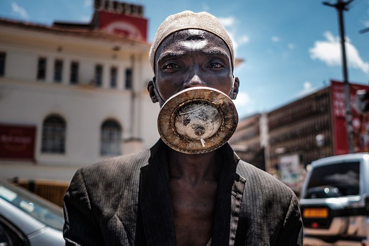 Seorang pria mengenakan semacam masker alternatif di tengah wabah virus corona (Covid-19) di Kampala, Uganda, Rabu (1/4/2020).