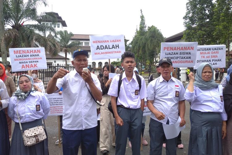 Sejumlah orang tua siswa berunjuk rasa minta Pj Gubernur Jabar Bey Machmudin turun tangan atasi kasus penahanan ijazah di Gedung Sate, Kota Bandung, Jawa Barat, Rabu (17/1/2024).