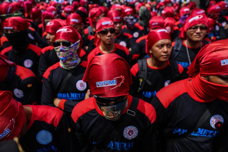 Massa dari berbagai organisasi buruh melakukan aksi unjuk rasa di depan Balai Kota DKI Jakarta, Jalan Medan Merdeka Selatan, Sabtu (10/11/2017). Buruh menolak upah minimum provinsi DKI Jakarta 2018 yang telah ditetapkan Gubernur DKI Jakarta Anies Baswedan.