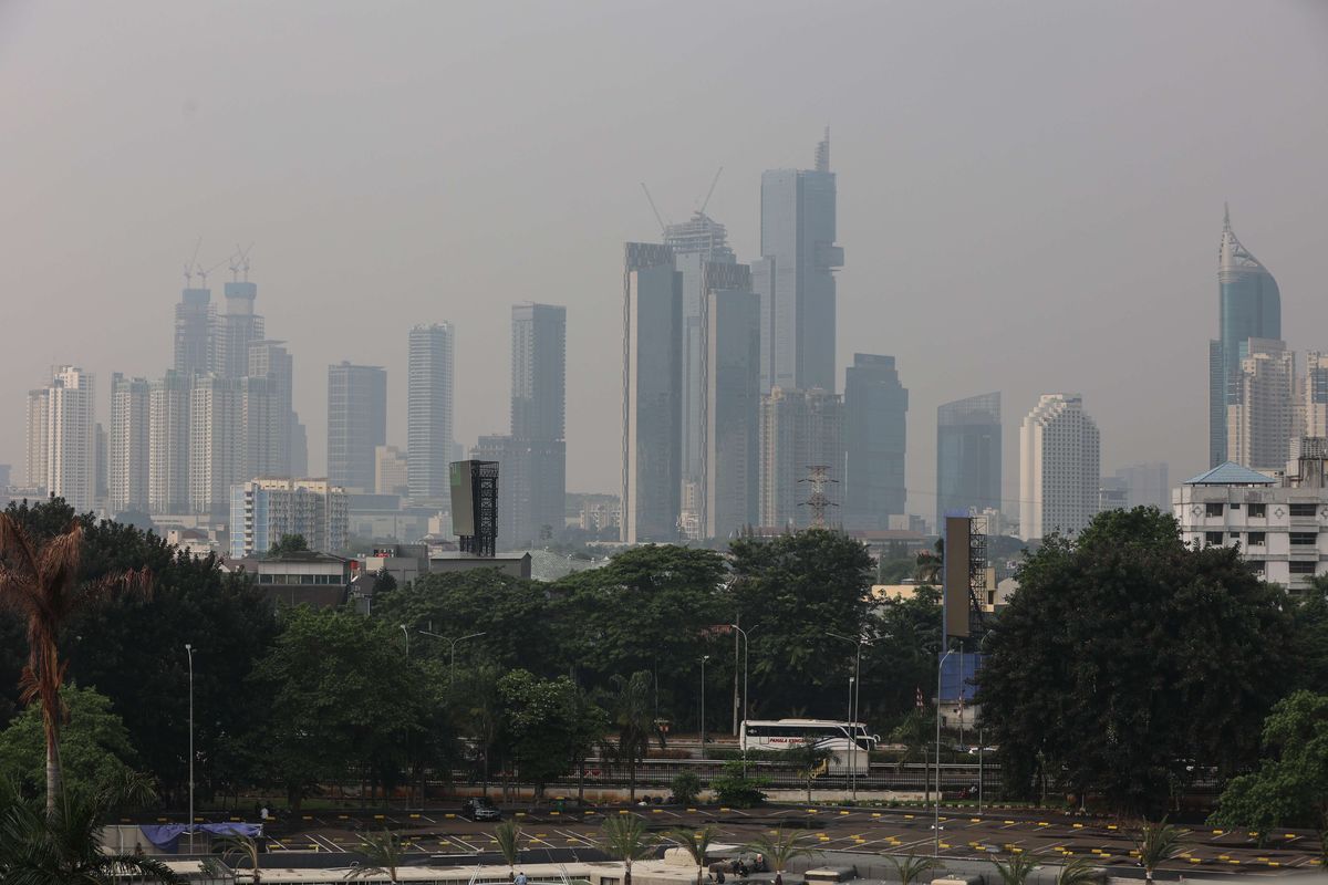 Kabut menyelimuti langit Jakarta, Rabu (3/8/2022). Pada bulan Juni 2022 lalu, DKI Jakarta dinobatkan sebagai daerah dengan kualitas udara terburuk pertama di dunia.