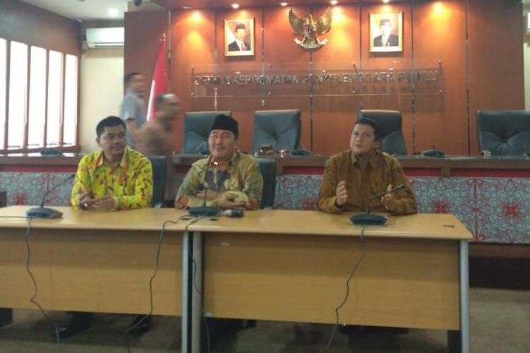 Dewan Kehormatan Penyelenggara Pemilu (DKPP) bersama dua penyelenggara pemilu, Komisi Pemilihan Umum (KPU) dan Badan Pengawas Pemilu (Bawaslu) melakukan rapat terkait pelaksanaan Pilkada 2017 di 101 daerah di kantor DKPP, Jakarta, Kamis (23/2/2017)