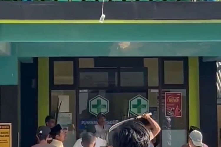 Sejumlah warga menggeruduk UGD Puskesmas Geger dengan membawa parang, Senin (28/4/2025). 