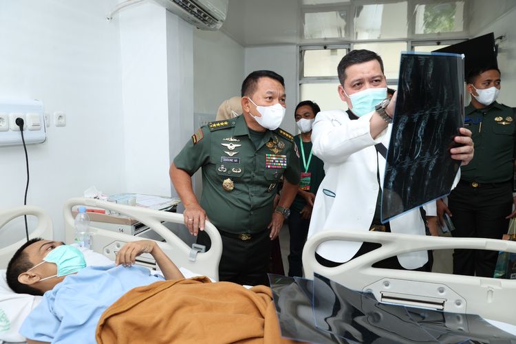 Kepala Staf Angkatan Darat (KSAD) Jenderal TNI Dudung Abdurachman akan membiayai seluruh pengobatan Zaki Mubarok (36), warga Subang, Jawa Barat, yang menderita kelumpuhan.