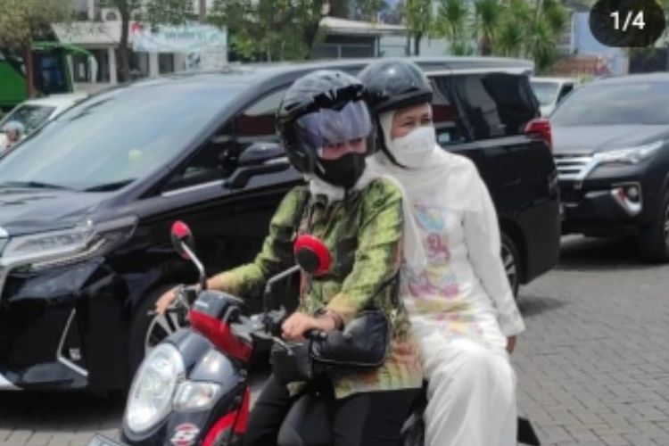 Khofifah menerobos keramaian dengan naik motor di acara peringatan 1 abad NU.