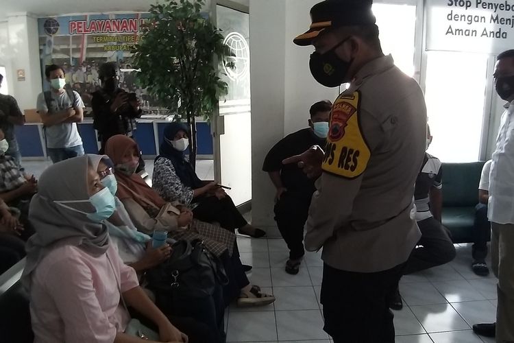 Kapolres Wonogiri, AKBP Christian Tobing berbincang dengan Erlin Melianawati (20), warga yang mengikuti vaksinasi massal gratis di Terminal Tipe A Giri Adipura Wonogiri Sabtu (26/6/2021).