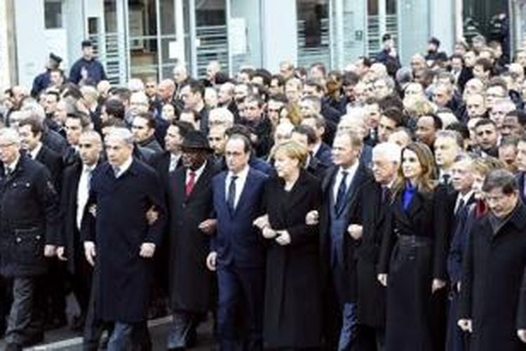 Sejumlah pemimpin dunia ikut aksi menolak terorisme di Paris, Minggu (11/1/2015). Adapun pemimpin yang terlihat dalam foto ini di antaranya adalah Perdana Menteri Israel Benjamin Netanyahu, Presiden Perancis Francois Hollande, Kanselir Jerman Angela Merkel, Presiden Palestina Mahmud Abbas, dan Raja Jordania Abdullah II.