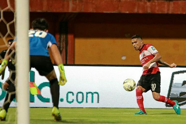 Pemain naturalisasi Madura United, Alberto Goncalves mencetak gol menit 61 ke gawang PSM Makassar pada Pekan 7 Liga 1 2019 yang berakhir dengan skor 2-0 di Stadion Gelora Madura Ratu Pamelingan, Pamekasan, Jawa Timur, Kamis (04/05/2019) malam. 