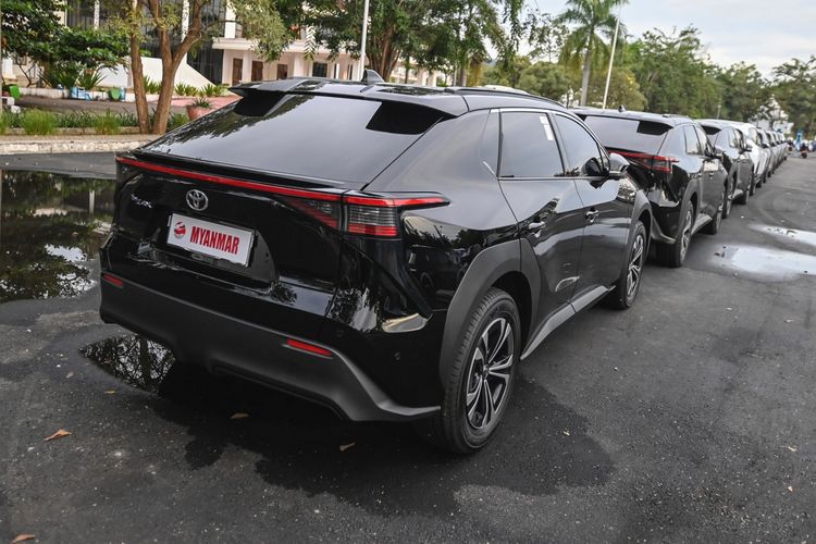 Sebanyak 65 unit Toyota bZ4X digunakan Pemerintah Indonesia menjadi salah satu kendaraan resmi guna mendukung mobilitas para partisipan penyelenggaraan KTT ASEAN 2023 di Labuhan Bajo Nusa Tenggara Timur (NTT) yang rangkaian acaranya sudah mulai berlangsung sejak kemarin (9/5) dan acara puncaknya pada Kamis (11/5). Tampak sederetan unit-unit Toyota bZ4X   sedang mengisi daya  pada area charging point (Stasiuan Pengisian Kendaraan Listrik/SPKL) yang berlokasi di Kantor Bupati Manggarai Barat NTT, Selasa (9/5).  Kehadiran kendaraan elektrifikasi berteknologi Battery Electric Vehicle (BEV) itu merupakan wujud komitmen Indonesia sebagai ketua penyelenggara sekaligus tuan rumah ASEAN Summit  tersebut untuk berpartisipasi aktif mendukung upaya dekarbonisasi yang menjadi semangat global menuju era Carbon Neutrality pada 2060 mendatang.