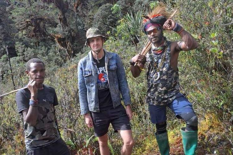 Tampak foto-foto Pilot Susi Air Kapten Philip Mark Merthens ada bersama Egianus Kogoya yang merupakan pimpinan tertinggi KKB di wilayah Nduga, Papua Pegunungan