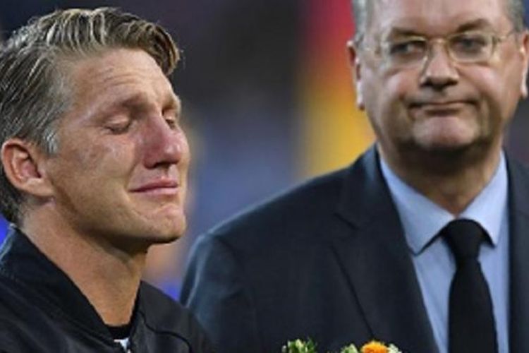 Bastian Schweinsteiger tak kuasa menahan tangis jelang melakoni pertandingan terakhirnya bersama timnas Jerman, Rabu (31/8/2016). 
