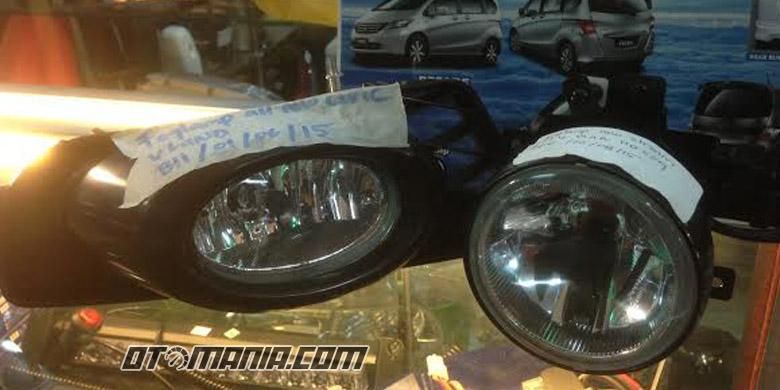 Beragam lampu kabut yang dijual di Istana Mobil Sport MKG Kemayoran.