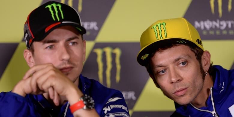 Pebalap Movistar Yamaha, Valentino Rossi (kanan) dan Jorge Lorenzo, menghadiri konferensi pers jelang GP Catalunya di Sirkuit de Barcelona-Catalunya, Kamis (2/6/2016).