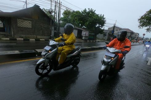Waspada, Pengendara Motor Jangan Melindas Marka Jalan Saat Hujan