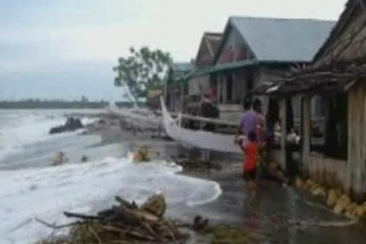 Kawasan pemukiman warga pesisir pantai Lariang Mmauju tengah setiap hari dihantam banjir rob disertai gelombang dasyat. Puluhan rumah ambruk dan lainnya terpaks amengungsi karen rumah mereka rawan ambruk