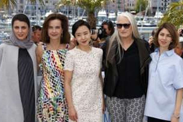 Ketua Juri Festival Film Cannes, sutradara Jane Campion (kedua dari kanan), dan para anggota juri (dari kiri ke kanan) aktris Leila Hatami, aktris Carole Bouquet, aktris Jeon Do-yeon dan sutradara Sofia Coppola dalam pembukaan Festival Film Cannes ke-67. 