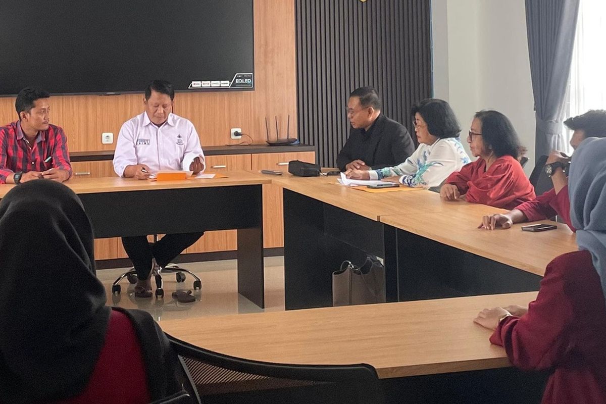 Dugaan penggelapan uang arisan mencapai Rp 1 Miliar terjadi di Kota Solo, Jawa Tengah. Para korban mayoritas lansian mengadukan ke Kepolisian Resor Kota (Polresta) Solo, pada Selasa (10/2/2026).