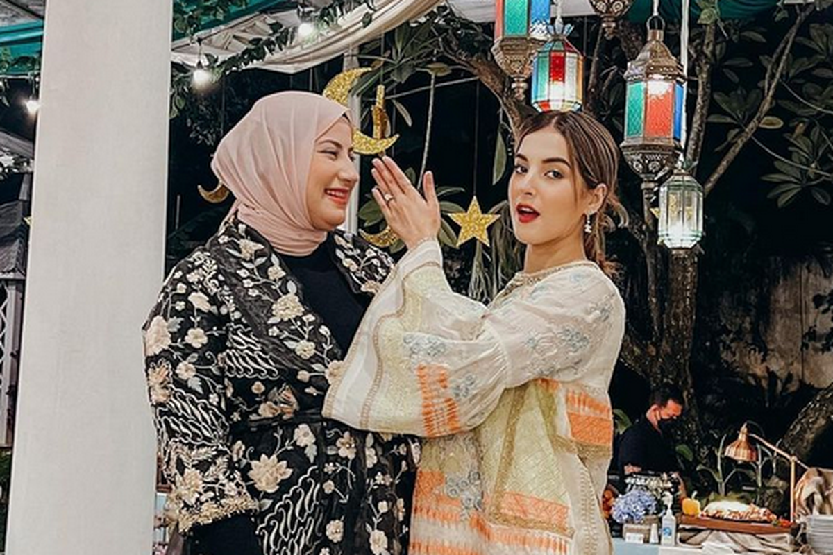 Tasya Farasya- Tasyi Athasyia adalah selebgram kembar yang dikabarkan memiliki konflik persaingan antara saudara