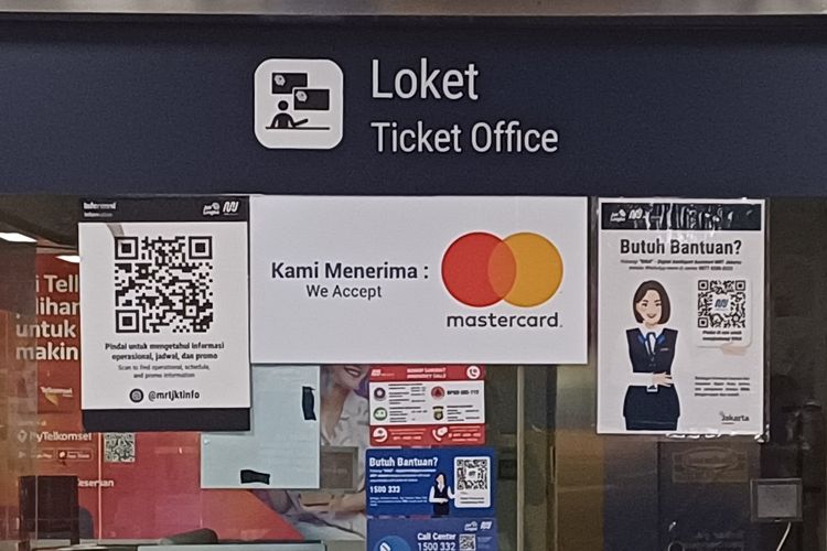 Penampakan stiker pemberitahuan di loket tiket stasiun MRT bahwa mereka menerima pembayaran menggunakan kartu debit dan kredit berlogo mastercard untuk membeli tiket serta isi ulang kartu MRT Jakarta di Stasiun MRT Jakarta Mastercard, Senin (18/12/2023).