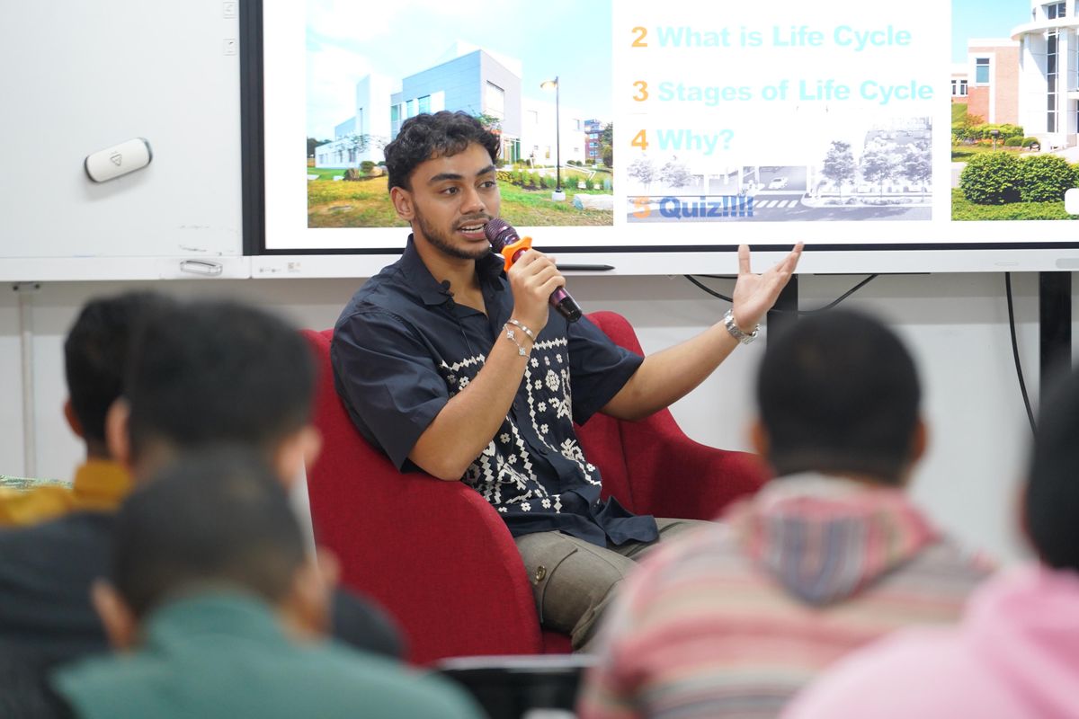 President Commissioner Urbahn International Rafi Haikal saat mengisi sesi berbagi pengalaman pada Program Real Estate Class Center for Strategic Entrepreneurial Leadership Universitas Indonesia (CSEL UI) Real Estate Class di Kampus UI Salemba, Jakarta, Sabtu (23/3/2024).