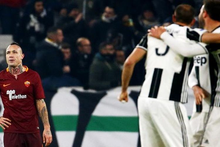 Reaksi gelandang AS Roma, Radja Nainggolan (kiri), saat para pemain Juventus merayakan gol dalam laga Serie A, di Stadion Juventus, Sabtu (17/12/2016).