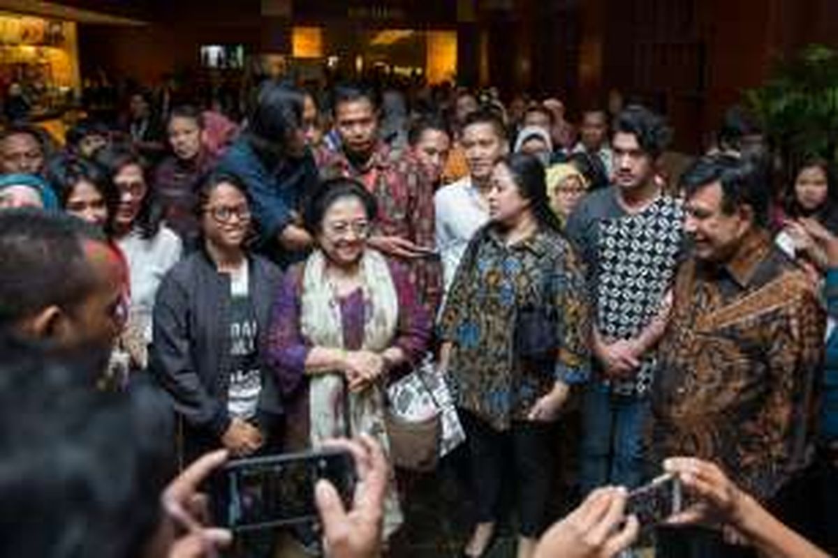 Menteri Koordinator Bidang Pembangunan Manusia dan Kebudayaan Indonesia, Puan Maharani bersama sang ibu yang juga Presiden ke-5 RI Megawati Soekarno Putri usai nonton bareng film 3 Srikandi di XXI Plaza Senayan, Jakarta Pusat, Kamis (11/8/2016).