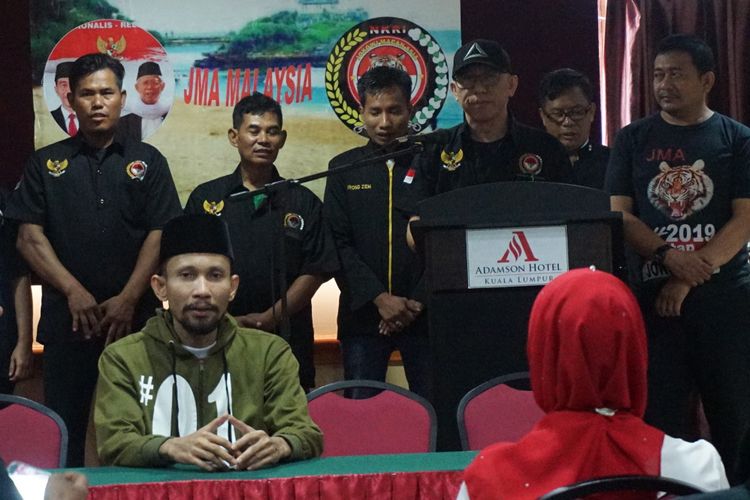 Ketua Umum Jokowi Macan Asia (JMA) Amin Minhan (ketiga kanan) memimpin deklarasi JMA Malaysia yang dihadiri Ketua Umum JMA Malaysia Adi Kurnia (kiri) dan Caleg DPR RI Dapil II dari Partai Nasdem Tengku Adnan (kedua kiri) di  Kuala Lumpur, Minggu (10/02/2019). Deklarasi dihadiri sejumlah pekerja migran Indonesia  di Kuala Lumpur. ANTARA FOTO/Agus Setiawan/nz.