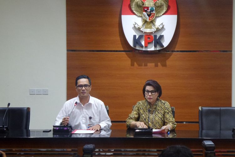 Wakil Ketua KPK Basaria Panjaitan saat mengumumkan penetapan tersangka di Gedung KPK, Jakarta, Selasa (25/4/2017).