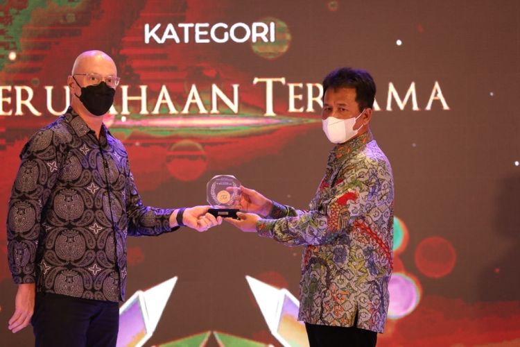  Kepala BP Batam saat menyerahkan penghargaan dengan kategori Perusahaan Terlama kepada PT McDermott Indonesia.